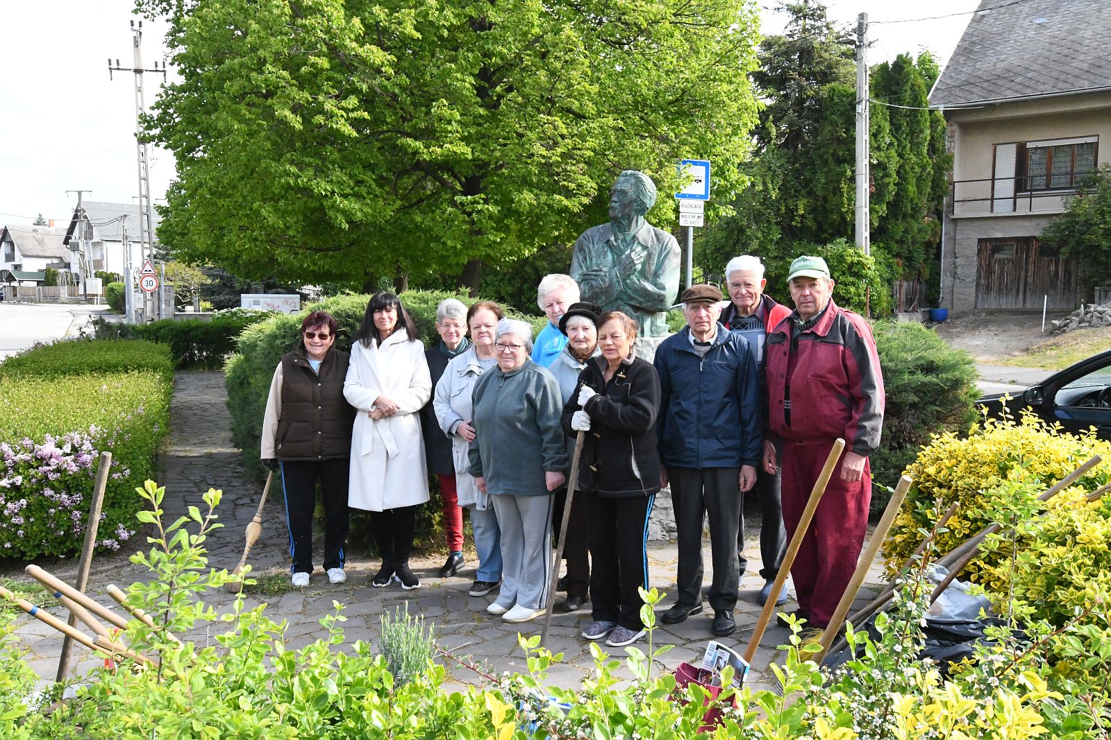Nyugdíjasok tették széppé idén is a Bory-teret az Öreghegyen